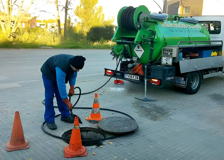 Técnico realizando desatasco de tubería en Reus